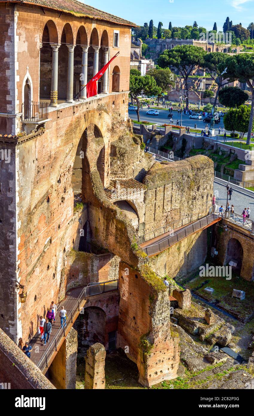 Roma - 8 maggio 2014: La gente visita la Casa dei Cavalieri di Rodi sul Foro di Augusto, Roma, Italia. Antico edificio famoso nel centro di Roma, attrazione turistica Foto Stock