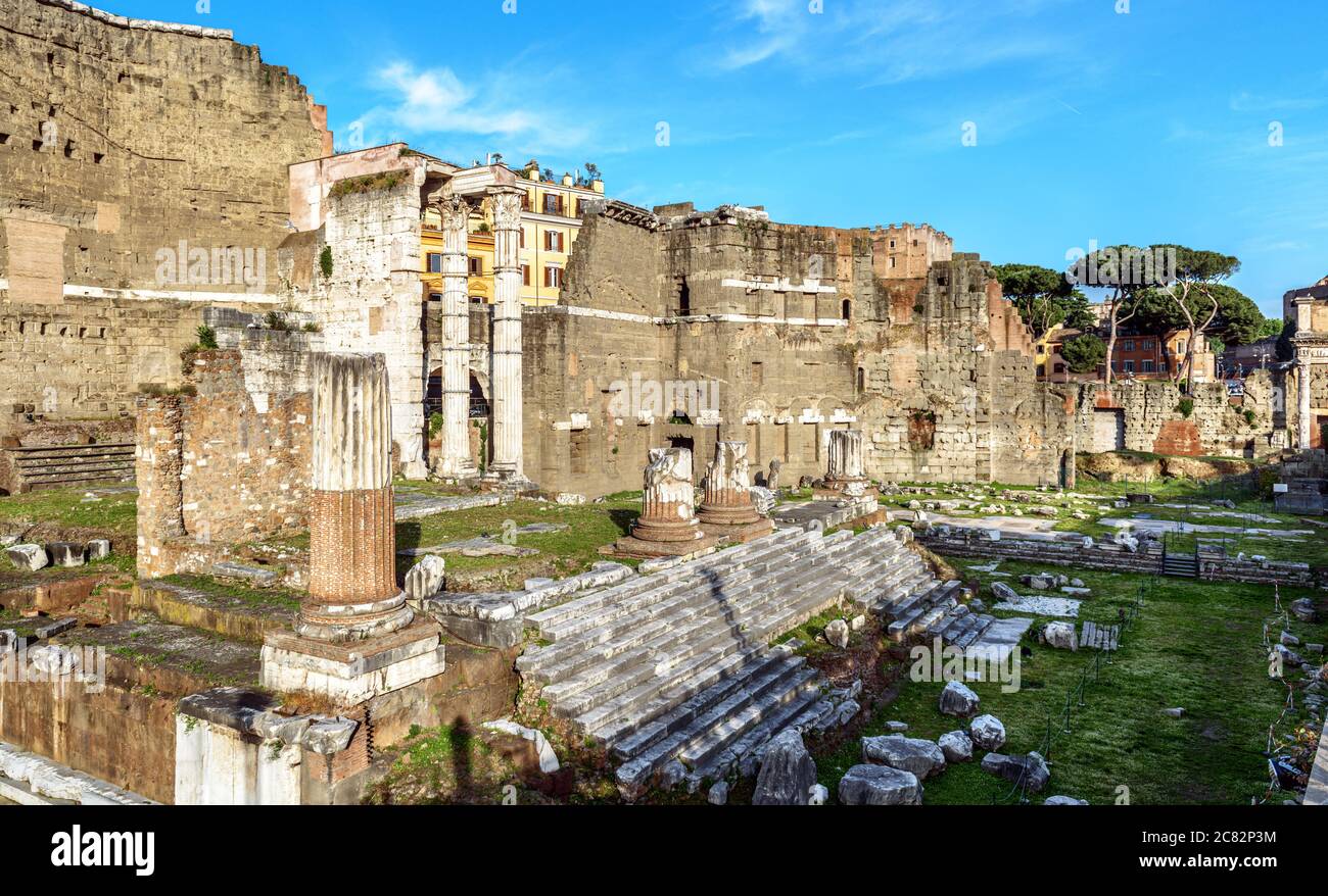 Foro di Augusto in estate, Roma, Italia, è attrazione turistica storica di Roma. Paesaggio urbano con antiche rovine nel centro storico di Roma, sceni Foto Stock