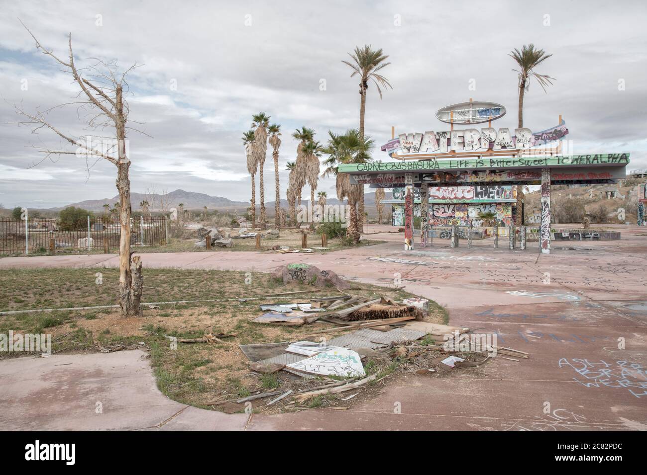 USA, California, deserto di Mojave, Newberry Springs, Lake Dolores Waterpark, parco abbandonato Foto Stock