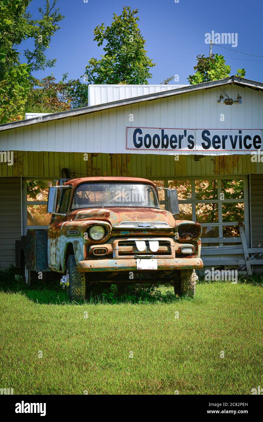 Un vecchio camion arrugginito Chevrolet parcheggiato alla stazione di servizio di Goober falso nella città falsa nel TN centrale rurale, Stati Uniti Foto Stock