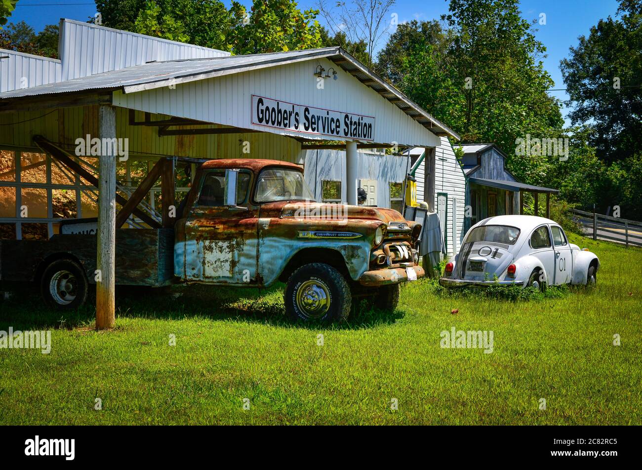 Fake Town, tra cui la vecchia Chevy Wrecker e la vecchia VW Bug nella rurale contea di Macon, nel centro di TN, USA Foto Stock