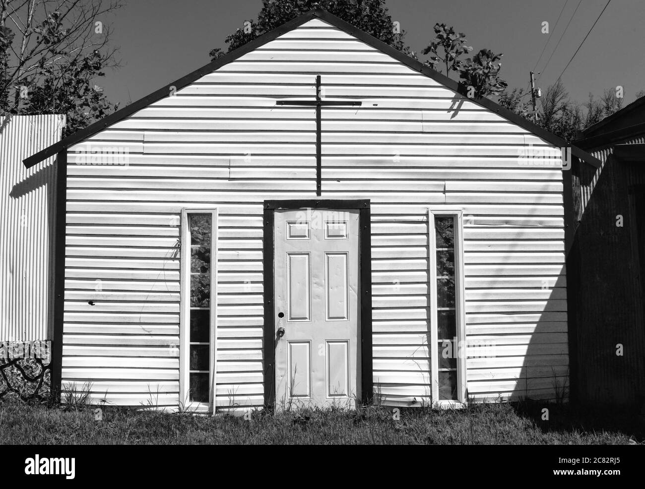 Una chiesa falsa a Fake Town, un complesso di installazioni artistiche ispirato da Mayberry, nel cuore rurale del Tennessee, Stati Uniti, in bianco e nero Foto Stock