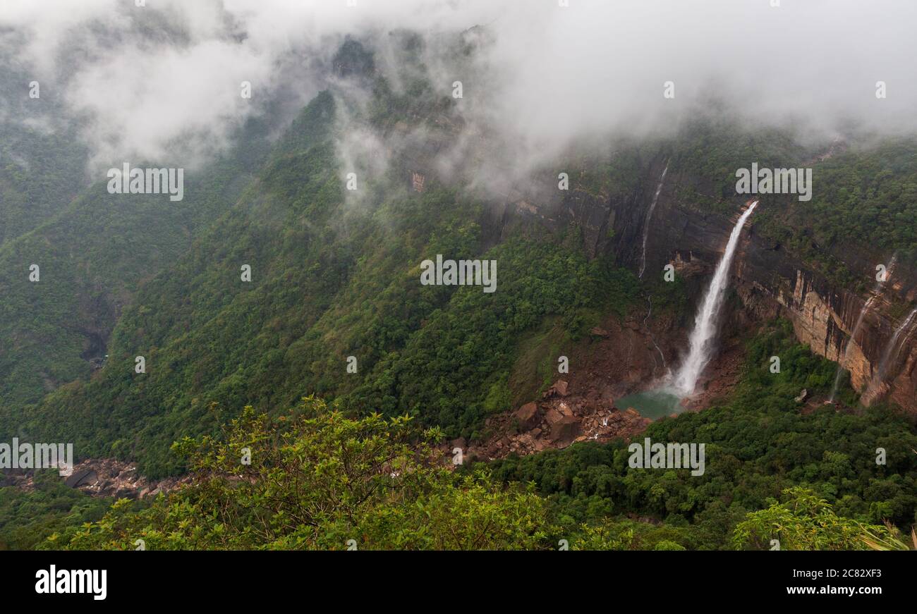Cascata di Nohkalikai a Cherrapunji, Meghalaya, India Foto Stock