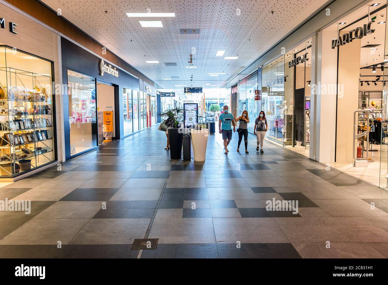 Portimao, Portogallo - 11 luglio 2020: Centro commerciale quasi vuoto a causa del Coronavirus covid-19 a Portimao, Algarve, Portogallo. Nuova dista normale e sociale Foto Stock