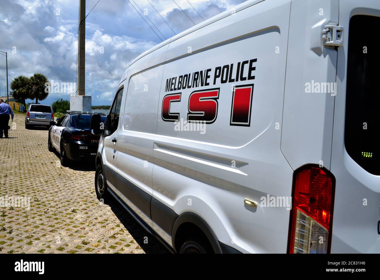 Melbourne, Brevard County, Florida, Stati Uniti. 20 luglio 2020. Nel primo pomeriggio, diverse persone chiamarono il Melbourne Police Department (MPD), segnalando che avevano visto un uomo saltare dal ponte alto Eau Gallie Causeway nel fiume Indiano. Polizia, CSI, unità marine e unità di soccorso antincendio hanno risposto. Il team MPD Diver è stato chiamato fuori, insieme con l'unità di aviazione del Dipartimento di Brevard County Sheriff. Il ponte è 75' /- sopra l'acqua. Photo Credit: Julian Leek/Alamy Live News Foto Stock