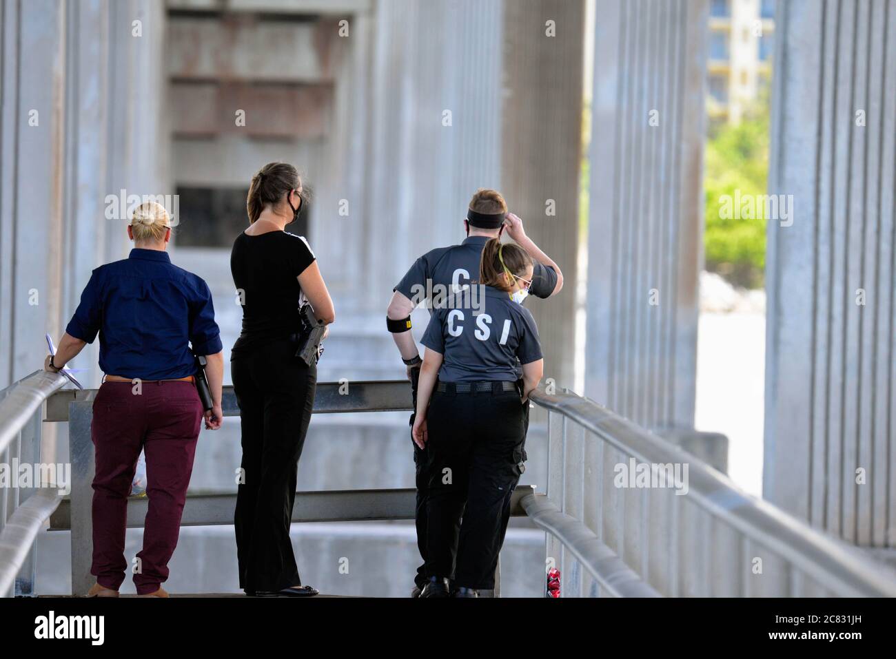 Melbourne, Brevard County, Florida, Stati Uniti. 20 luglio 2020. Nel primo pomeriggio, diverse persone chiamarono il Melbourne Police Department (MPD), segnalando che avevano visto un uomo saltare dal ponte alto Eau Gallie Causeway nel fiume Indiano. Polizia, CSI, unità marine e unità di soccorso antincendio hanno risposto. Il team MPD Diver è stato chiamato fuori, insieme con l'unità di aviazione del Dipartimento di Brevard County Sheriff. Il ponte è 75' /- sopra l'acqua. Photo Credit: Julian Leek/Alamy Live News Foto Stock