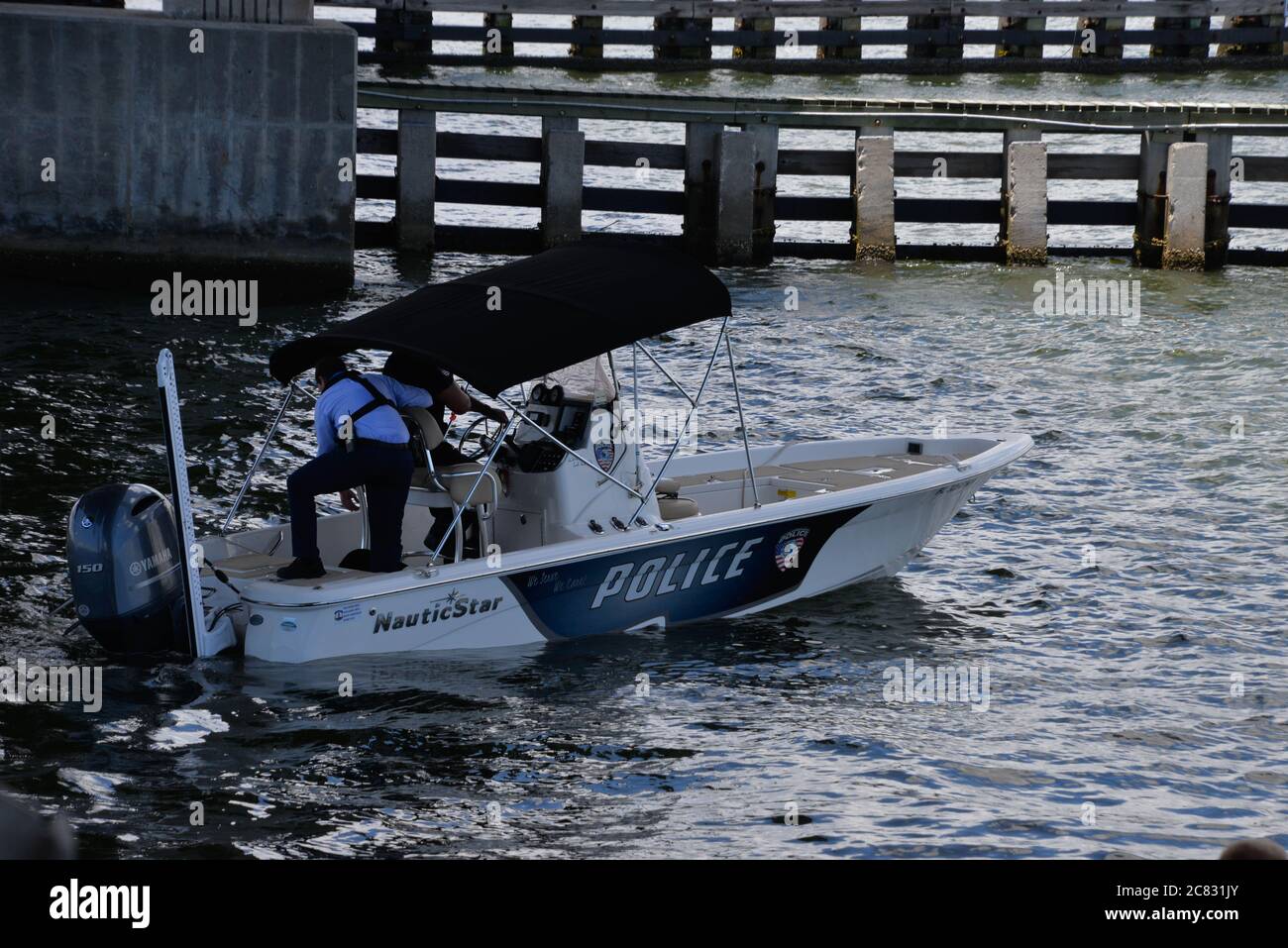 Melbourne, Brevard County, Florida, Stati Uniti. 20 luglio 2020. Nel primo pomeriggio, diverse persone chiamarono il Melbourne Police Department (MPD), segnalando che avevano visto un uomo saltare dal ponte alto Eau Gallie Causeway nel fiume Indiano. Polizia, CSI, unità marine e unità di soccorso antincendio hanno risposto. Il team MPD Diver è stato chiamato fuori, insieme con l'unità di aviazione del Dipartimento di Brevard County Sheriff. Il ponte è 75' /- sopra l'acqua. Photo Credit: Julian Leek/Alamy Live News Foto Stock