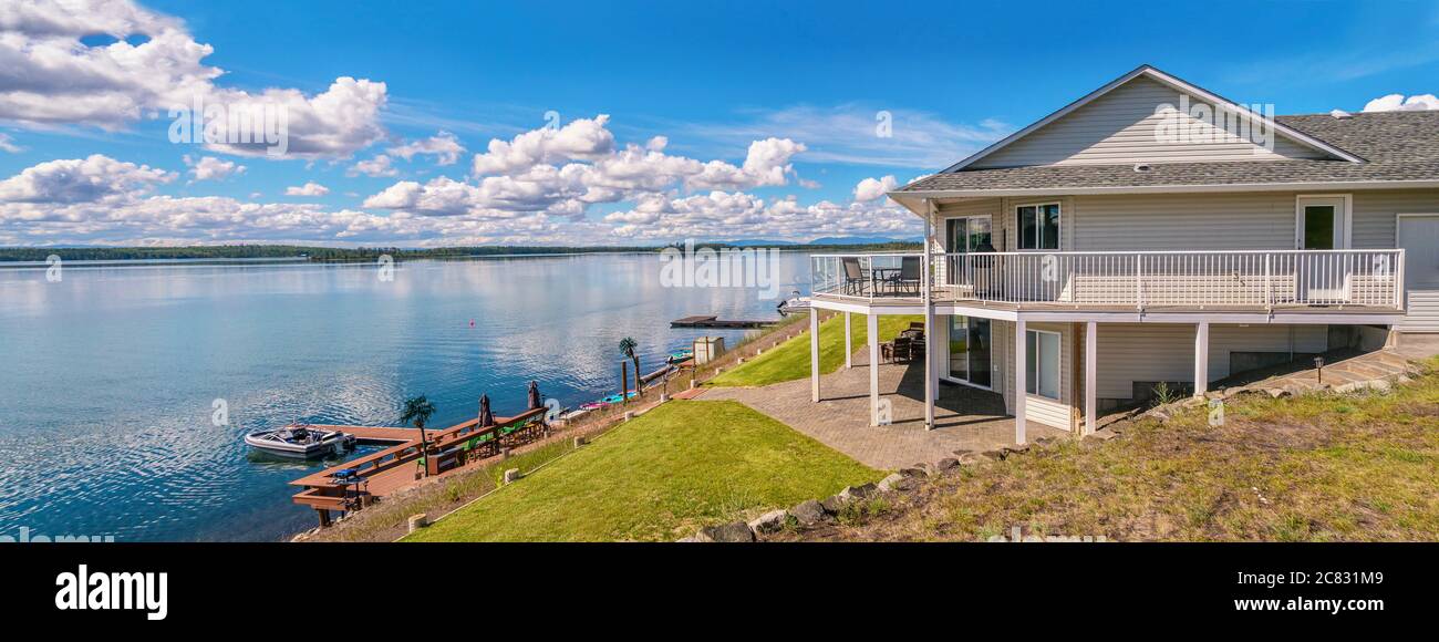 Vista panoramica di una bella, grande casa di lusso estiva, con terrazze solarium, ringhiere in vetro e grandi finestre. Nella Columbia Britannica. Foto Stock