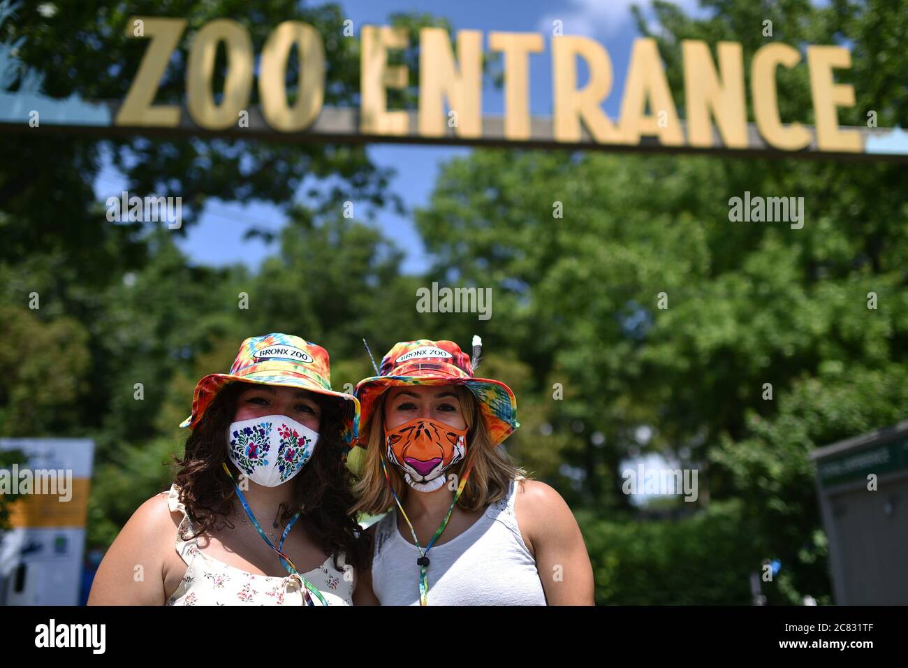 New York City, Stati Uniti. 20 luglio 2020. Le sorelle Leila Shanley e Mary  Connolly indossano cappelli tie-dye abbinati acquistati durante la loro  visita al Bronx Zoo, ora aperto sotto la fase