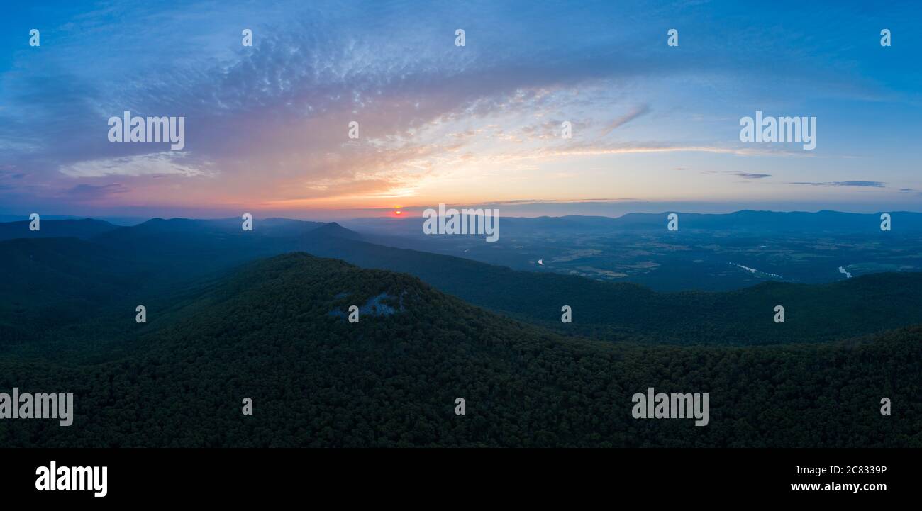 Un'immagine panoramica aerea dell'alba come visto da Duncan Knob -Massanutten Range - George Washington National Forest - Page County, VA Foto Stock
