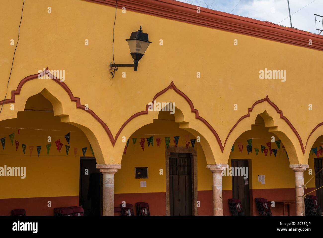 Archi del palazzo comunale o del municipio che mostrano l'influenza moresca nella piccola città di Santa Elena, Yucatan, Messico. Foto Stock