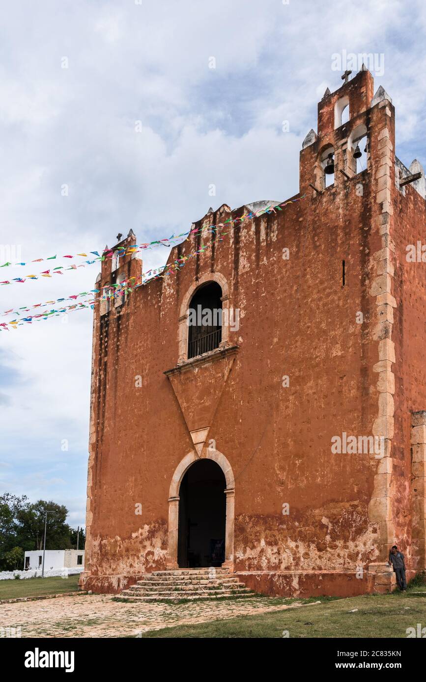La Chiesa coloniale di San Mateo fu completata nel 1779 sotto la direzione dei frati francescani nella città di Santa Elena, Yucatan, Messico. Foto Stock
