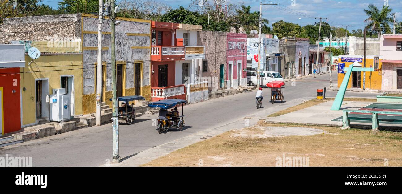 mototaxis a tre ruote e un pedicab taxi in una scena di strada nella città di Tecoh, Yucatan, Messico. Foto Stock