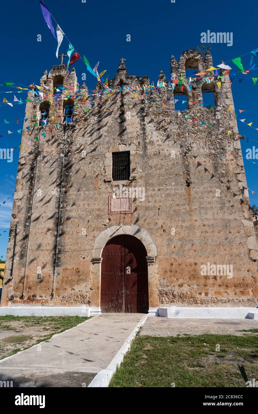 La Chiesa coloniale di San Pietro Apostolo fu costruita sotto la direzione dei frati francescani a Chapab de las Flores, nello Yucatan, Messico. Foto Stock