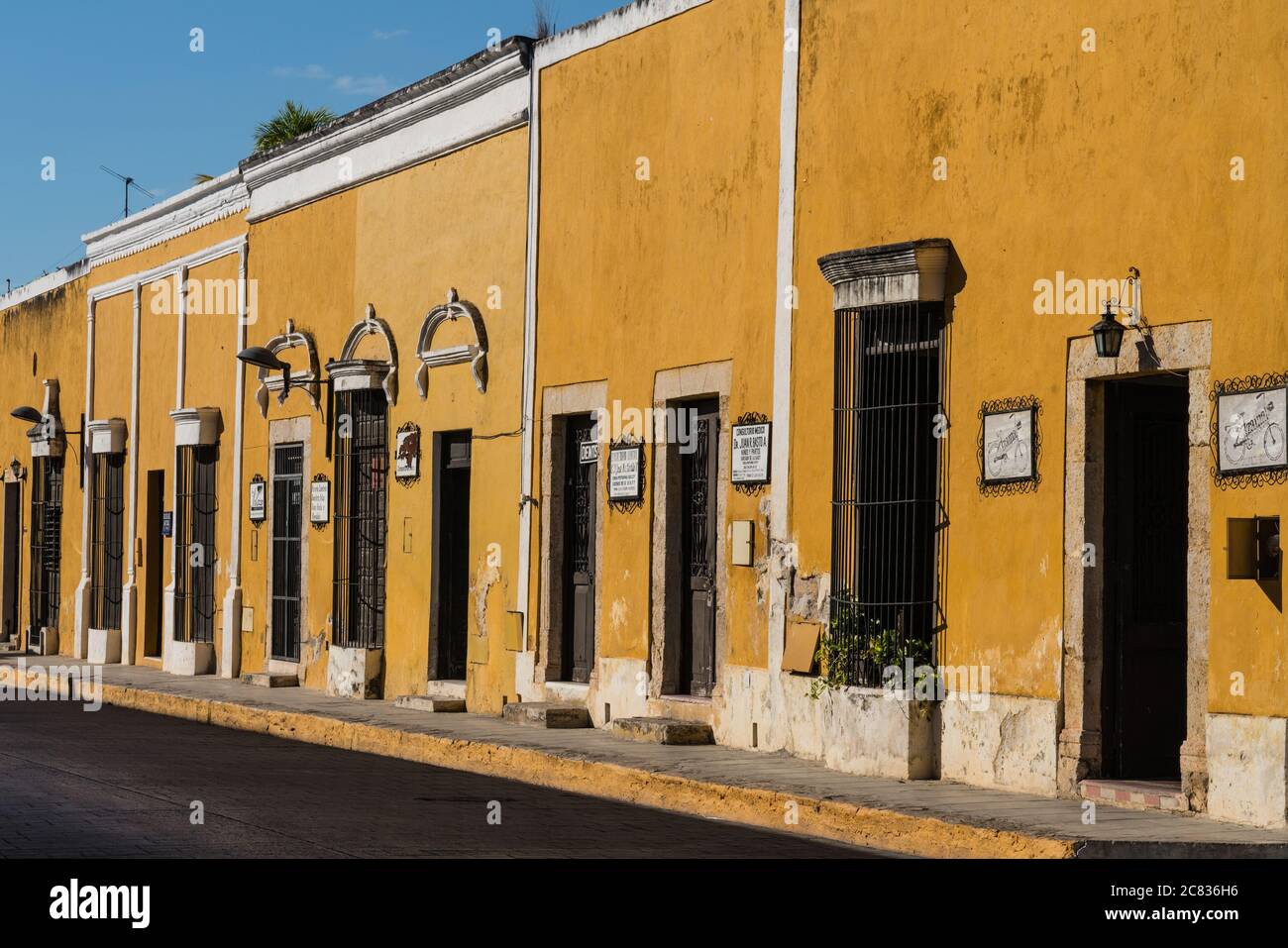 Edifici gialli a Izamal, Yucatan, Messico, conosciuta come la Città gialla. La storica città di Izamal è patrimonio dell'umanità dell'UNESCO. Foto Stock