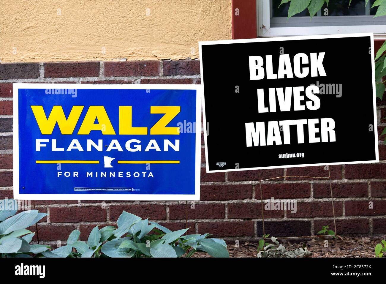 I cartelli di cantiere per Black Lives Matter e il governatore del Minnesota, Tim Walz, e il tenente governatore Peggy Flanagan Foto Stock