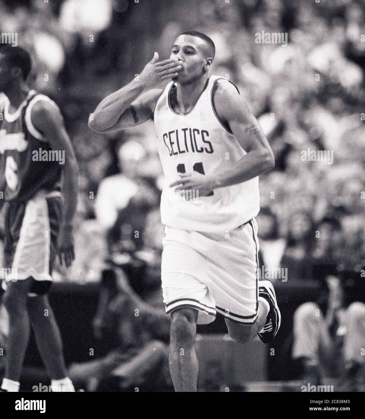 Boston Celtics Dana Barros n° 11 manda un bacio dopo aver segnato tre puntini contro la Lakers in azione di gioco di pallacanestro al Fleet Center a Boston ma USA, foto di stagione 1996-97 di Bill Belknap Foto Stock