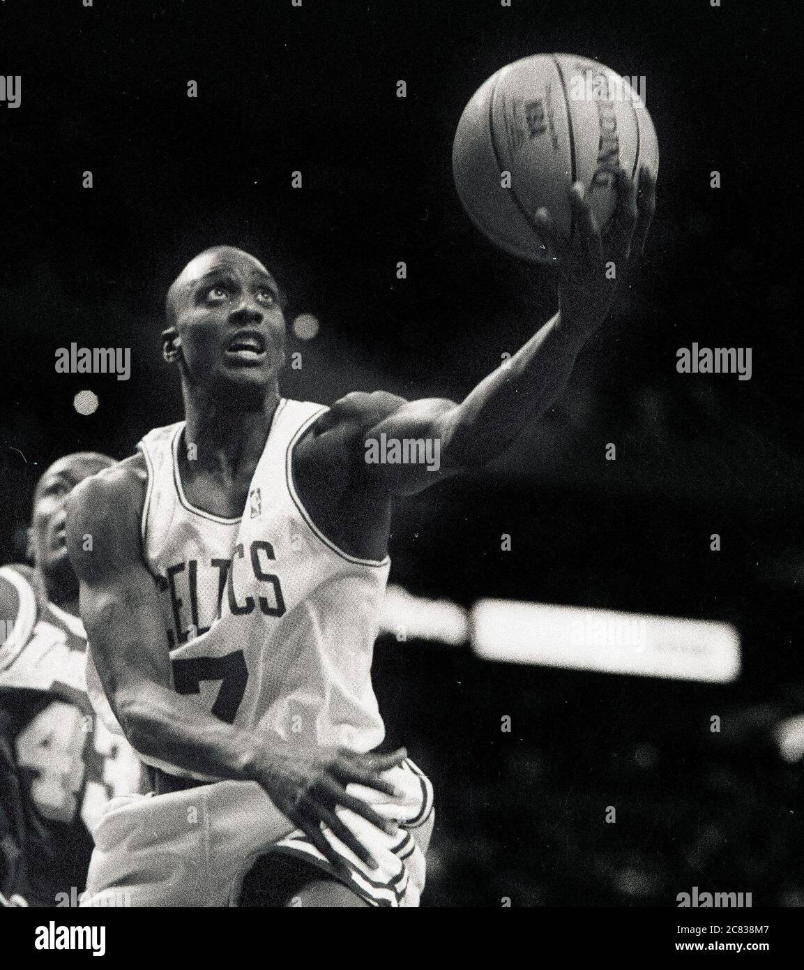 I Boston Celtics n. 7 Dee Brown sparano per segnare contro i LA Lakers in Game durante la stagione 1996-97 al Fleet Center di Boston ma USA foto di Bill belknap Foto Stock