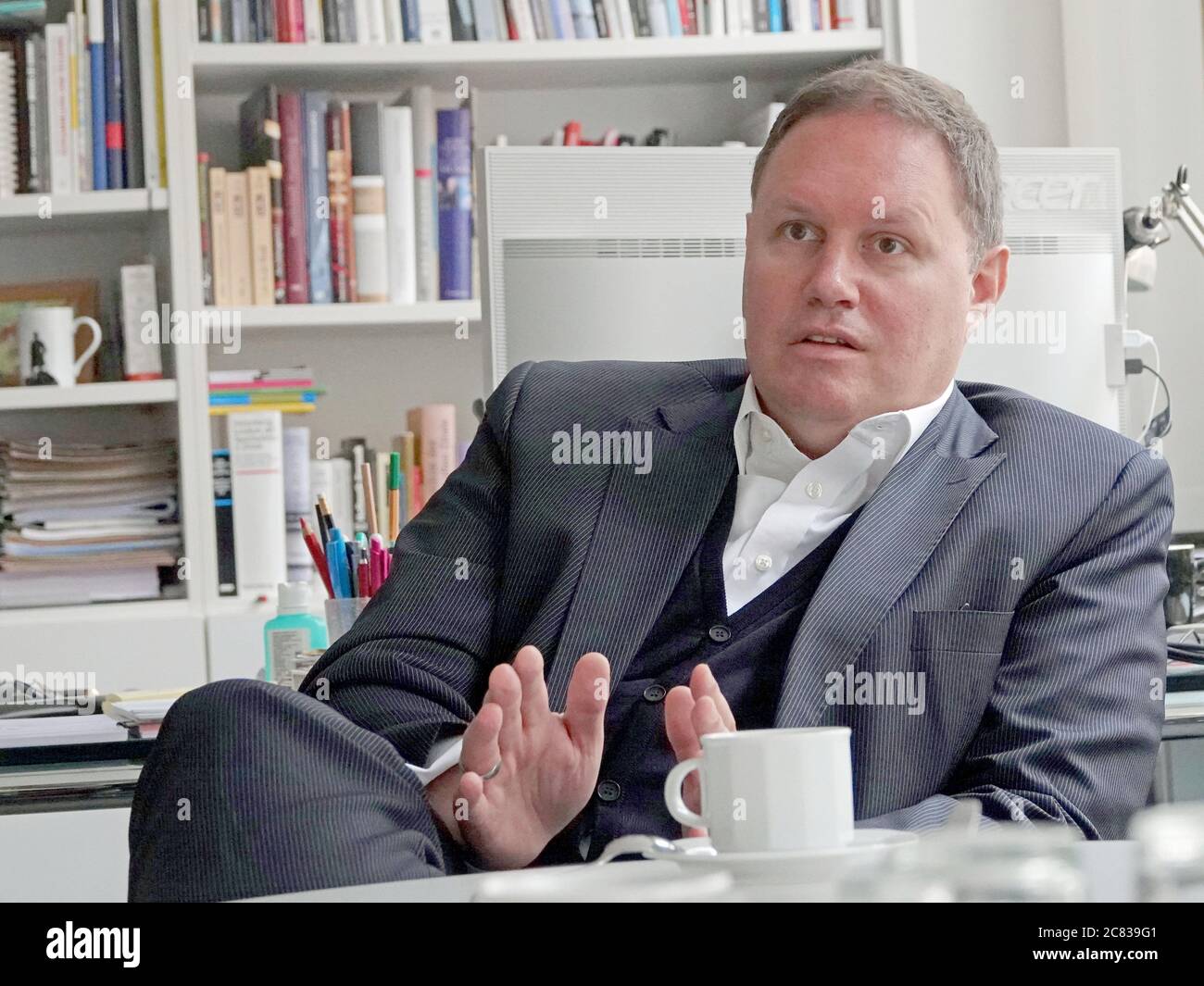 Amburgo, Germania. 06 luglio 2020. Il senatore per la cultura di Amburgo, Carsten Brosda (SPD), siede a un tavolo nel suo ufficio in occasione di un appuntamento con la stampa. Credit: Jonas Klüter/dpa/Jonas Klüter/dpa/Alamy Live News Foto Stock