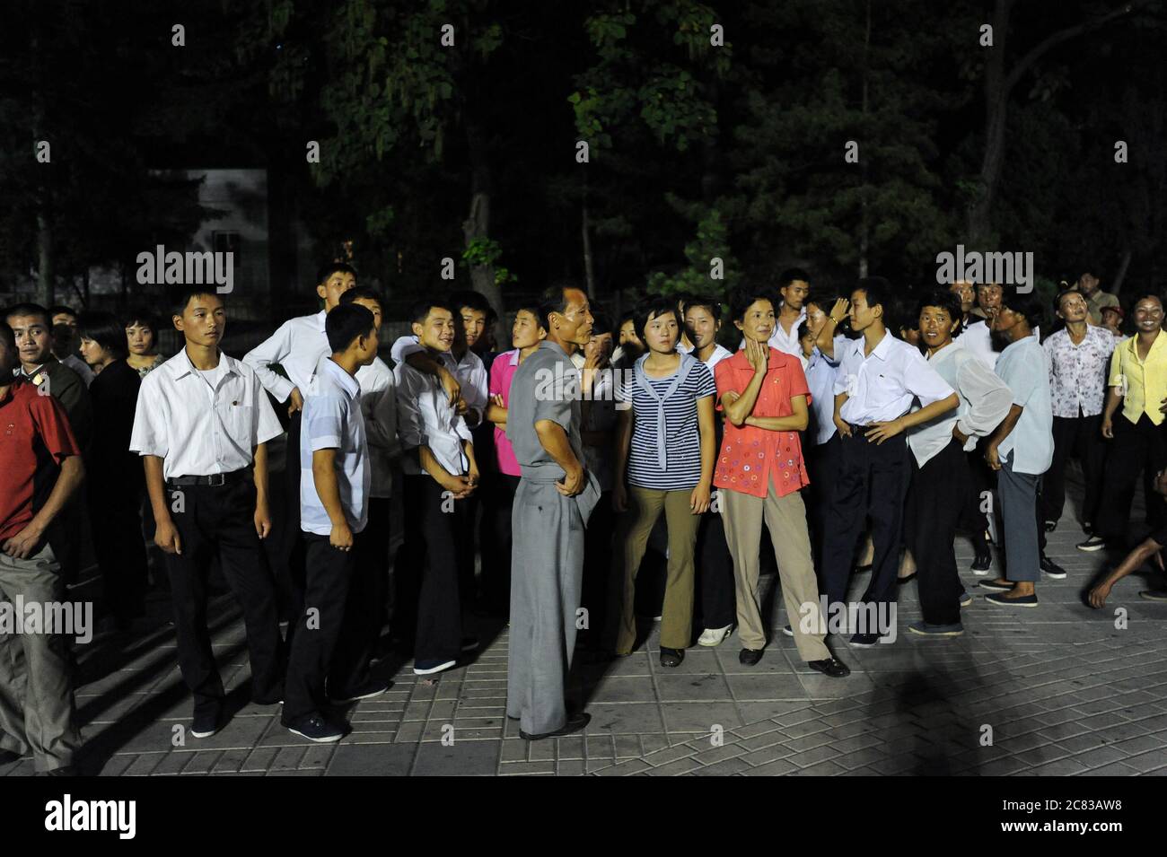 10.08.2012, Pyongyang, Corea del Nord, Asia - i locali si divertano a guardare le molte attrazioni del Kaeson Youth Park, la fiera serale dei divertimenti. Foto Stock