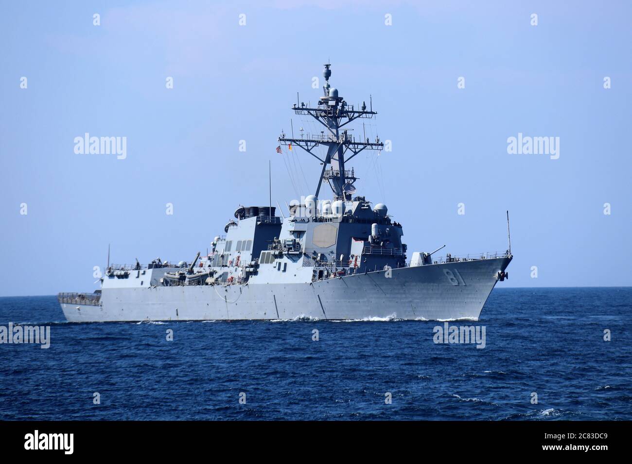 OCEANO ATLANTICO (dal 19, 2020) è in corso il cacciatorpediniere missilistico guidato USS Winston S. Churchill (DDG 81) per un esercizio di addestramento integrato con l'incrociatore missilistico guidato USS Philippine Sea (CG 58) e la nave da combattimento Littoral Freedom Class USS Milwaukee (LCS 5). (STATI UNITI Navy foto di ENS Alyssa Eng/released) Foto Stock
