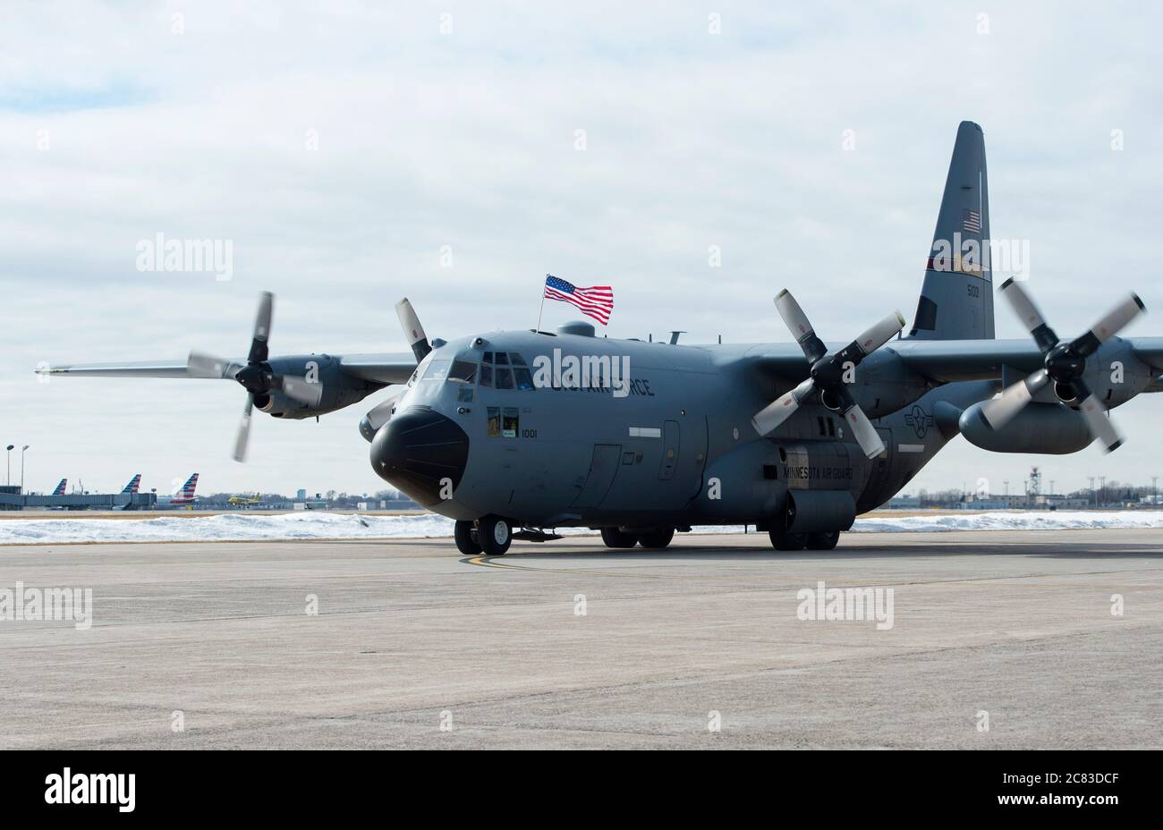 Gli Airmen dell'aeronautica degli Stati Uniti dalla 133esima ala dell'Airlift ritornano a casa da un dispiegamento di sei mesi all'area di responsabilità del comando centrale degli Stati Uniti a St. Paul, MINN., marzo. 4, 2020. (STATI UNITI Air National Guard foto di Tech. SGT. Jessica A. Lewellen) Foto Stock