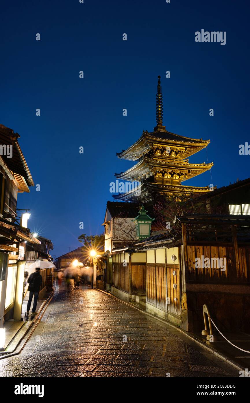 Kyoto, Giappone - 30 marzo 2019: Tempio di Hōkanji (Yasaka-no-Tou) di notte, il cielo blu contrasta con il tempio. Questo luogo è popolare tra i turisti e p. Foto Stock