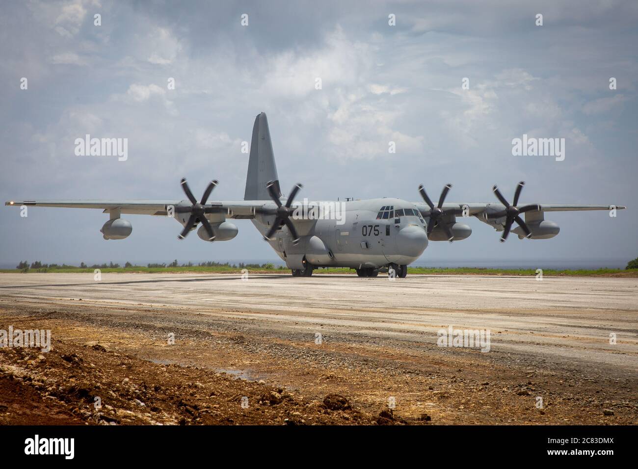 Un KC-130J Super Hercules con Marine Aerial Refueler Transport Squadron (VMGR) 152 e paracadutisti dell'esercito degli Stati Uniti con 1-1 Special Forces Group (Airborne) toccare e prepararsi per il decollo da una pista di corallo tattica per la prima volta dopo che la superficie del campo aereo è stata completata con Marine Wing Support Squadron (MWSS) 172 Riparazioni a IE Shima, Okinawa, Giappone, 15 luglio 2020. Questa formazione mantiene la preparazione, la competenza nella lotta e migliora l'interoperabilità essenziale per operazioni militari congiunte e combinate in ambienti austeri e convenienti all'interno dell'Indo-Pacifico. (STATI UNITI Corpo marino ph Foto Stock