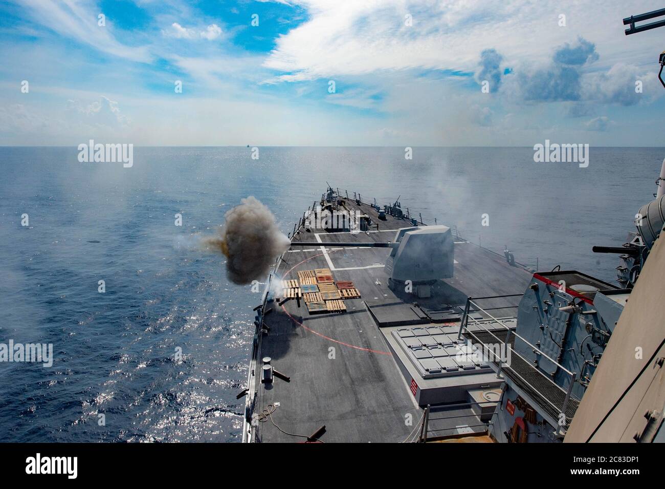 200707-N-PS962-0424 Oceano Atlantico (7 luglio 2020) USS Winston S. Churchill (DDG 81) esegue la manutenzione del fuoco di pre-calibrazione (PAC) mensile su MK-45 MOD 4 5 pollici 62 calibro pistola leggera. Churchill è una casa di cacciatorpediniere missilistico guidata di stanza a Norfolk, Virginia, che si prepara per un prossimo esercizio e future attività operative. (STATI UNITI Navy Photo by Mass Communication Specialist 3° Classe Louis Thompson Staats IV) Foto Stock