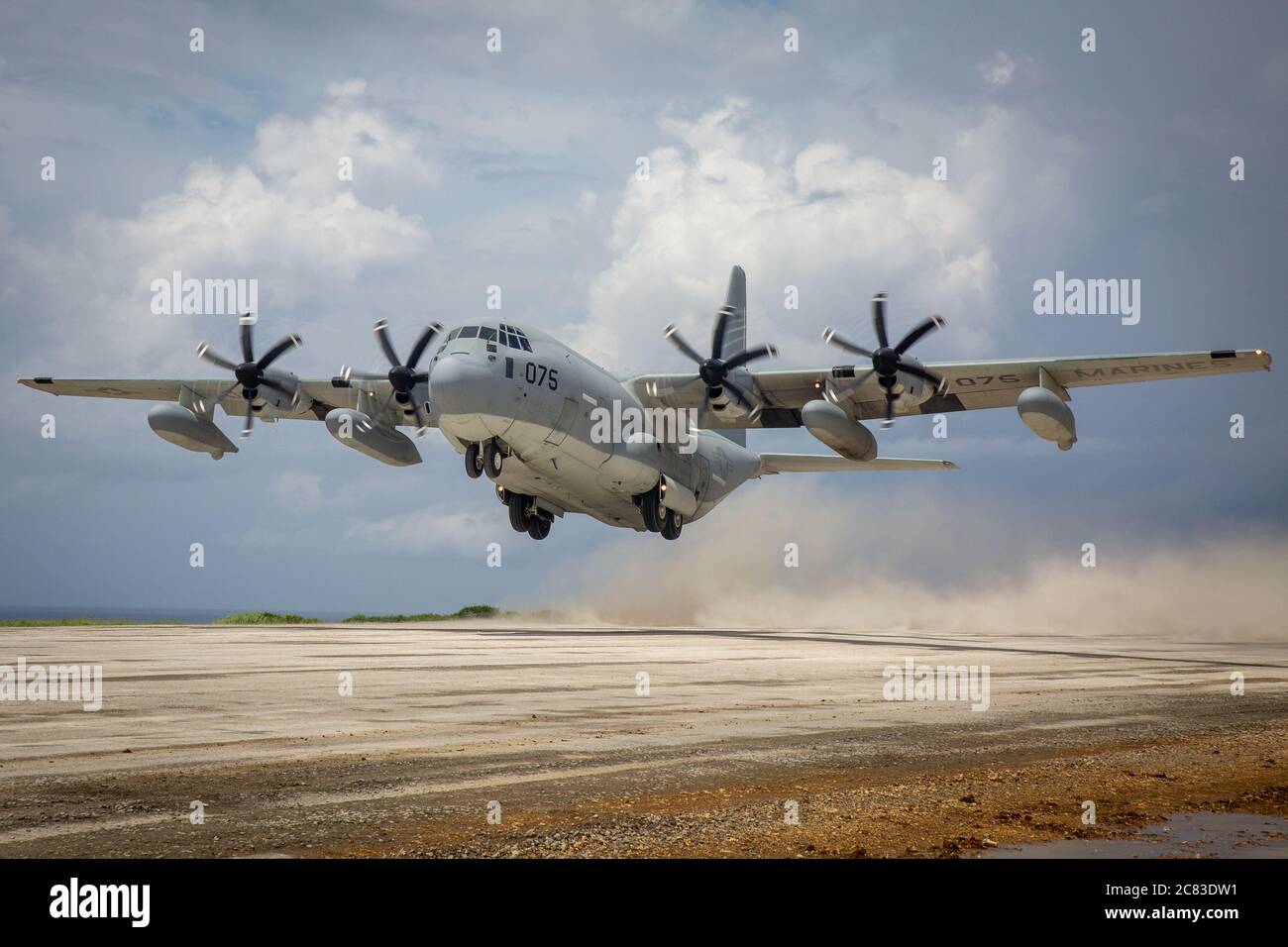 Un KC-130J Super Hercules con Marine Aerial Refueler Transport Squadron (VMGR) 152 e paracadutisti dell'esercito degli Stati Uniti con 1-1 Special Forces Group (Airborne) toccare e decollo da una pista di corallo tattica per la prima volta dopo che gli Stati Uniti Marines con Marine Wing Support Squadron (MWSS) 172 hanno completato le riparazioni di superficie del campo aereo a IE Shima, Okinawa, Giappone, 15 luglio 2020. Questa formazione mantiene la preparazione, la competenza nella lotta e migliora l'interoperabilità essenziale per operazioni militari congiunte e combinate in ambienti austeri e convenienti all'interno dell'Indo-Pacifico. (STATI UNITI Marine Corps foto di CPL. Foto Stock