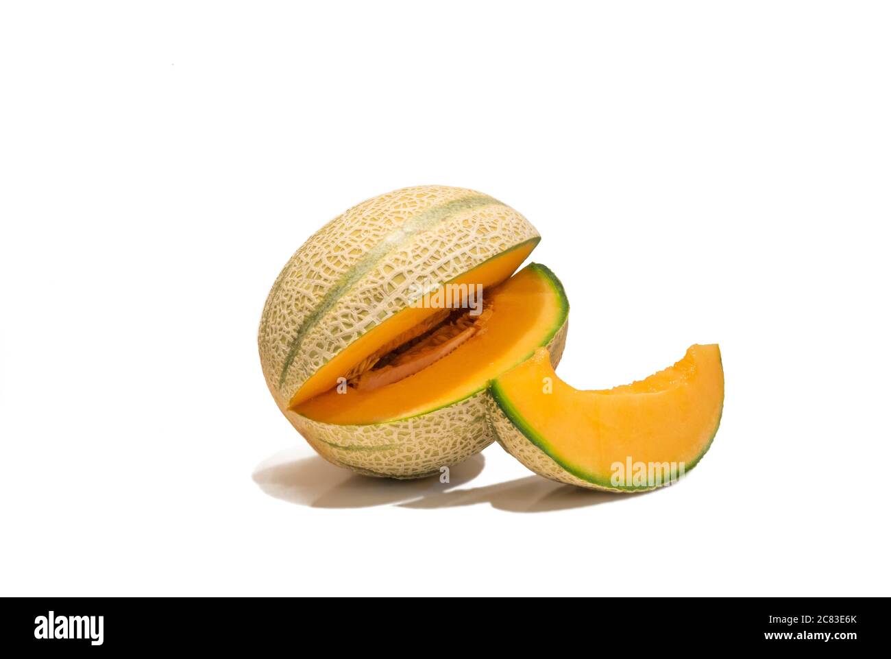 Melone di cantalupe appena maturo tagliato a cuneo e una fetta di melone isolata su sfondo bianco Foto Stock