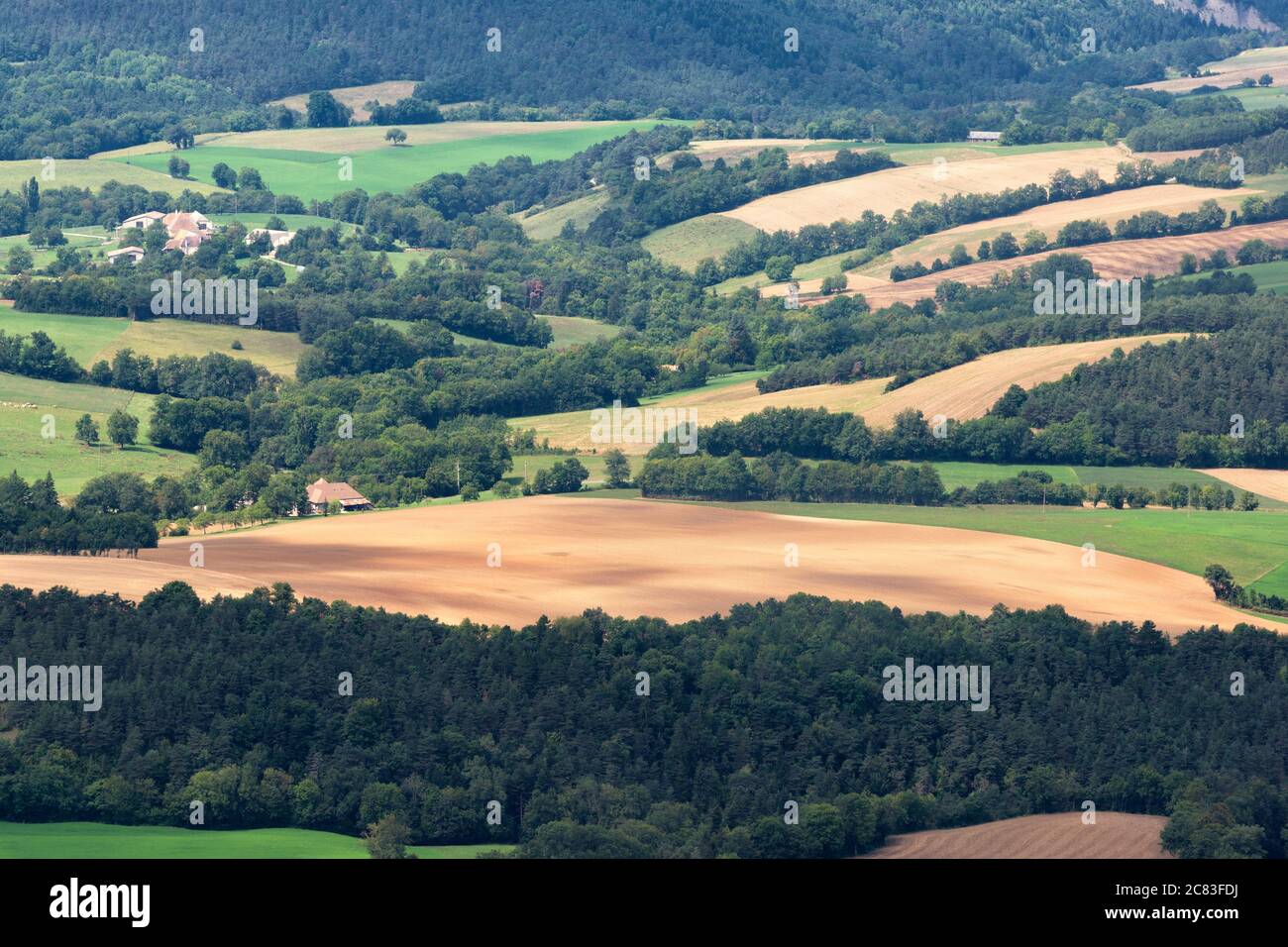 Splendido paesaggio rurale con campi coltivati, colline e montagne nel sud della Francia Foto Stock