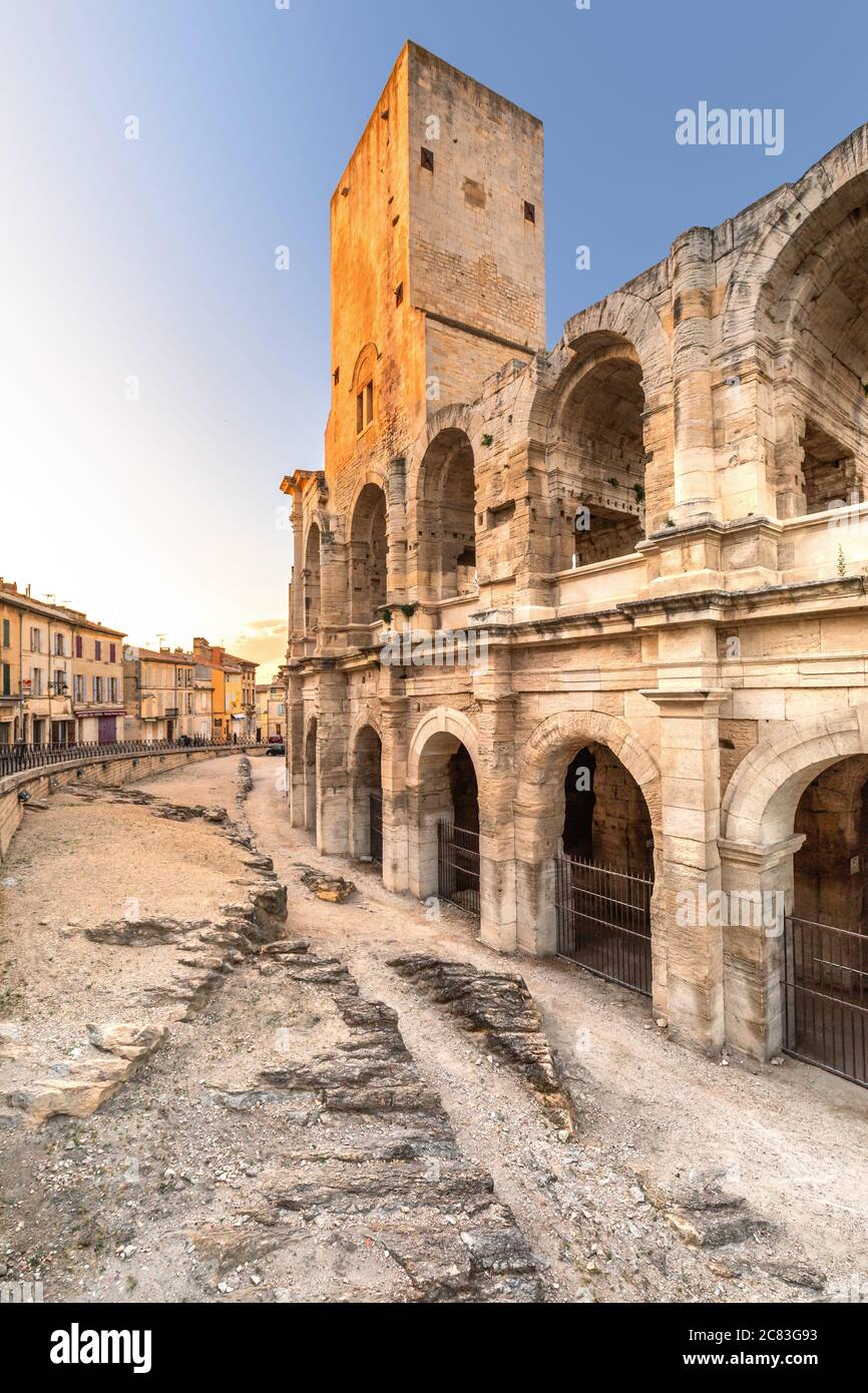 Ampio angolo di vista dell'arena romana in francese Città di Arles al tramonto Foto Stock