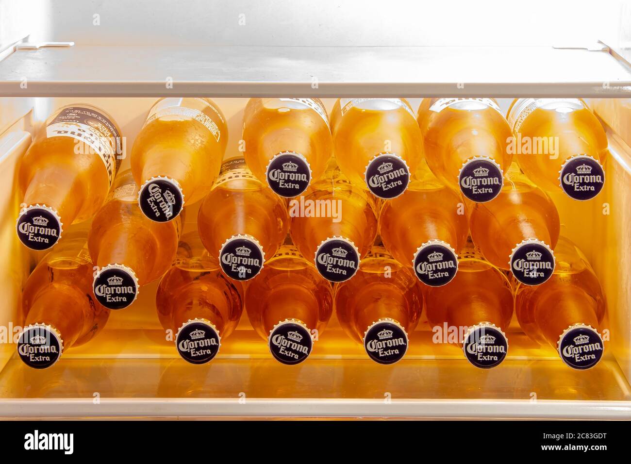 Calgary, AB, Canada. 20 luglio 2020. Bottiglie di birra Corona su un mini frigo. Foto Stock