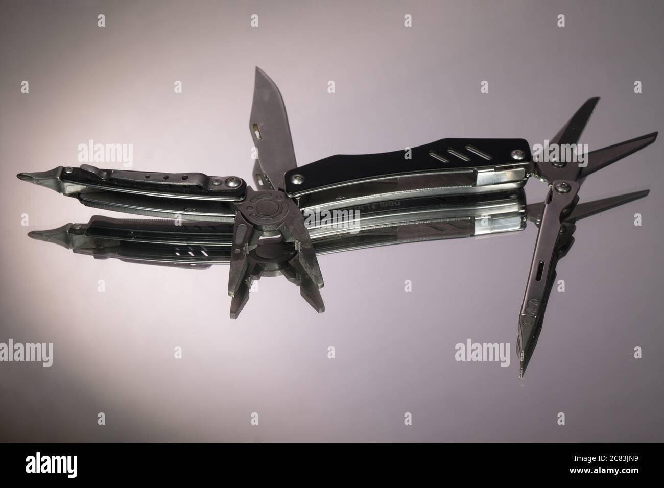 Grigio coltellino svizzero isolati su sfondo bianco Foto stock - Alamy