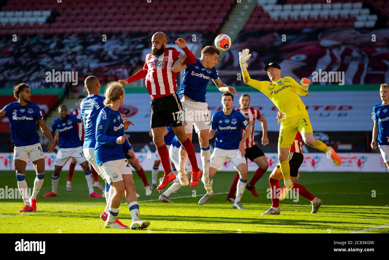 Sheffield. 20 luglio 2020. Jordan Pickford (R, sopra), portiere di Everton, e Lucas Digne (C) si sono dati in visita con David McGoldrick (L, sopra) di Sheffield United durante la partita della Premier League inglese tra il Sheffield United FC e l'Everton FC a Sheffield, in Gran Bretagna, il 20 luglio 2020. Credit: Xinhua/Alamy Live News Foto Stock