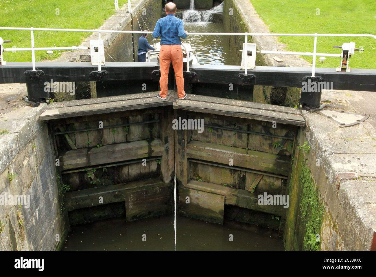 Apertura dei cancelli di blocco per una barca a Bath Lower Locks sul Kennet e Avon Canal a Bath, Inghilterra. La foto è stata scattata il 26 maggio 2015. Foto Stock