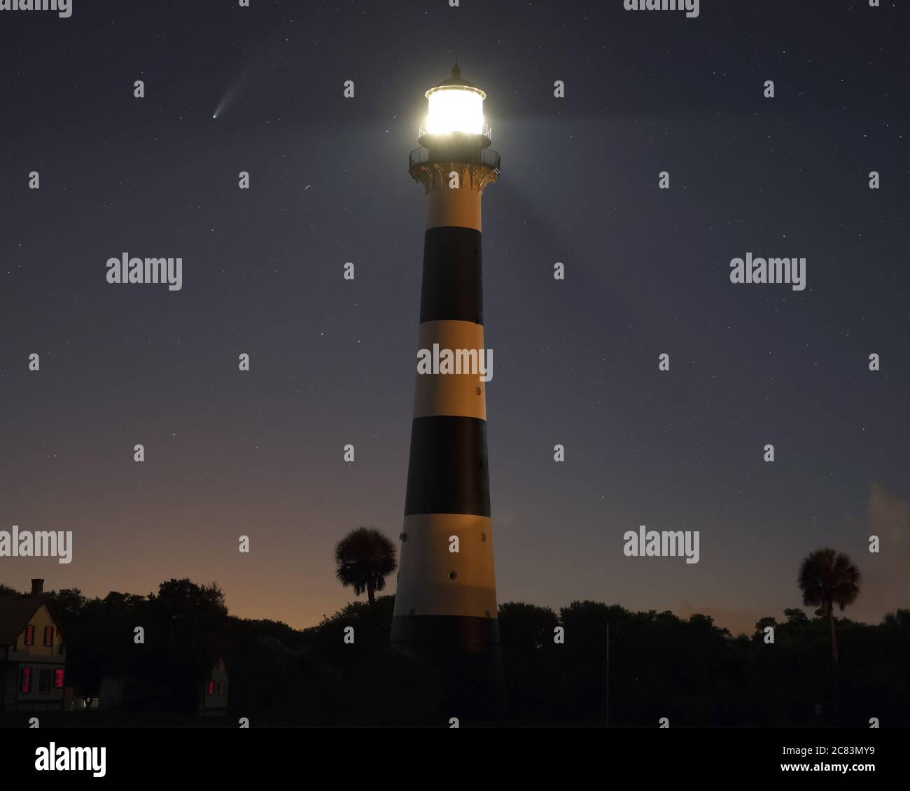 Cape Canaveral, Stati Uniti. 21 luglio 2020. La cometa NEOWISE si trova accanto allo storico faro di Cape Canaveral presso la stazione dell'aeronautica di Cape Canaveral, Florida, lunedì 20 luglio 2020. Foto di Joe Marino/UPI Credit: UPI/Alamy Live News Foto Stock