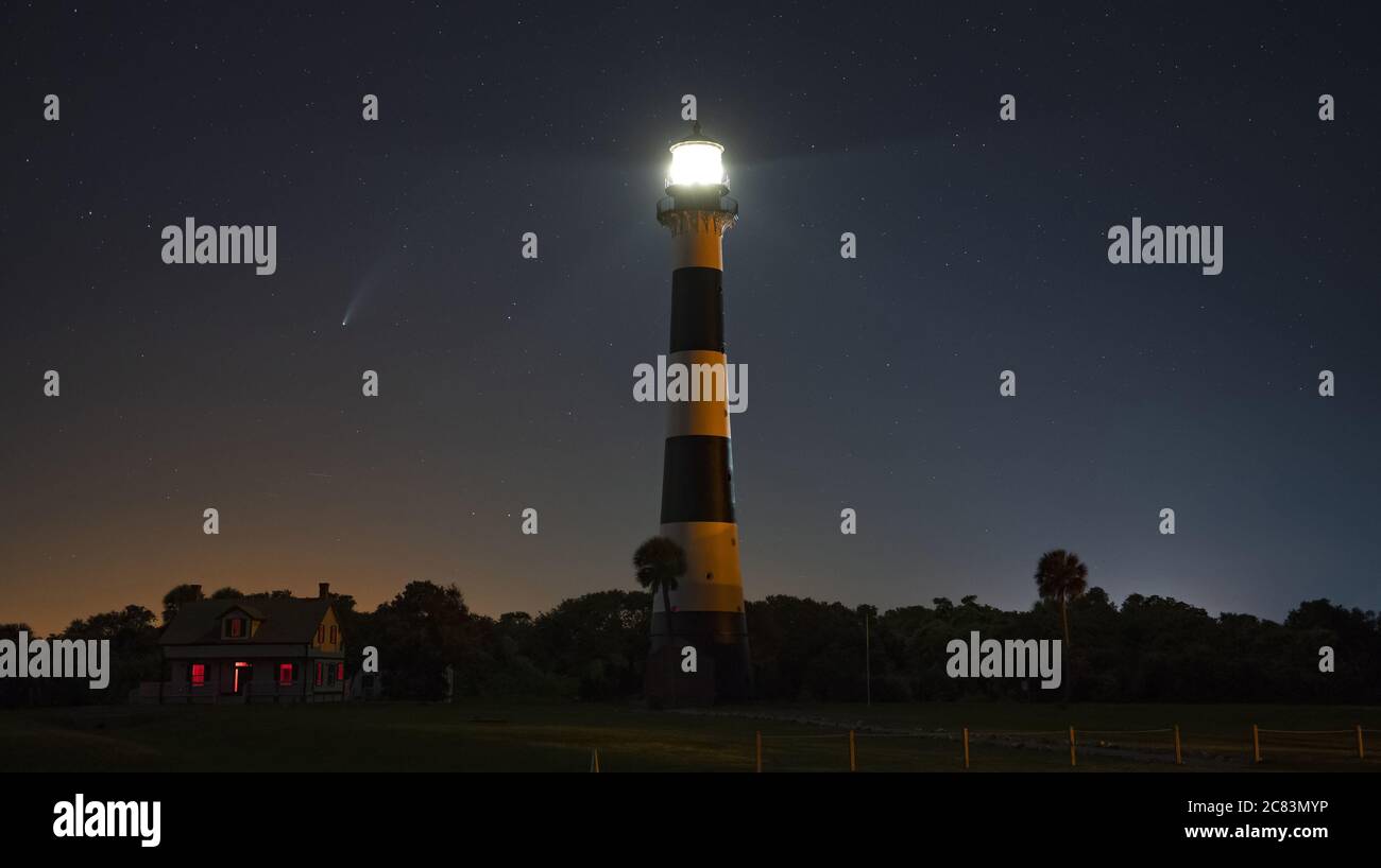 Cape Canaveral, Stati Uniti. 21 luglio 2020. La cometa NEOWISE si trova accanto allo storico faro di Cape Canaveral presso la stazione dell'aeronautica di Cape Canaveral, Florida, lunedì 20 luglio 2020. Foto di Joe Marino/UPI Credit: UPI/Alamy Live News Foto Stock