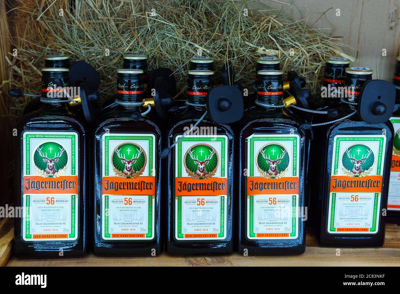 Tyumen, Russia-04 maggio 2020: Bottiglie verdi di Jagermeister, gustoso liquore tedesco forte infuso di erbe. Vendita di alcol forte in un iperm Foto Stock