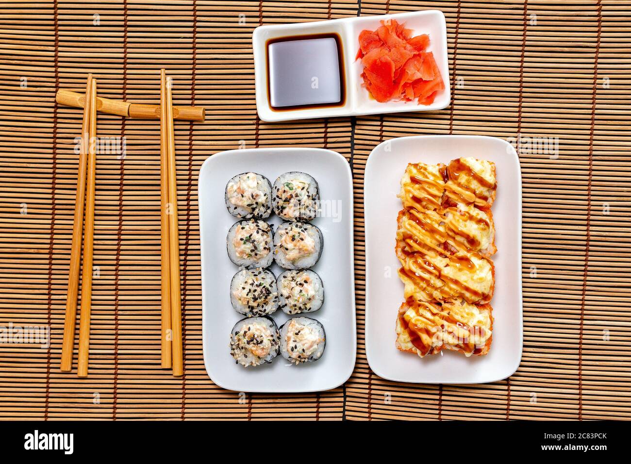sushi con zenzero sottaceto di salsa di soia, servito su fondo di pietra. Vista dall'alto, disposizione piatta Foto Stock