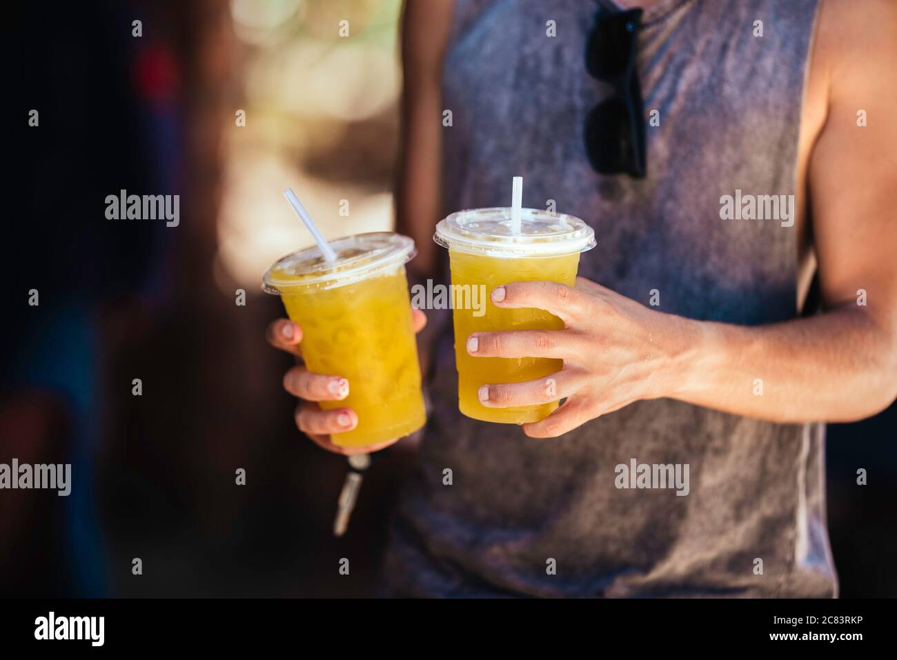 L'uomo tiene in mano il succo di canna da zucchero. Foto Stock