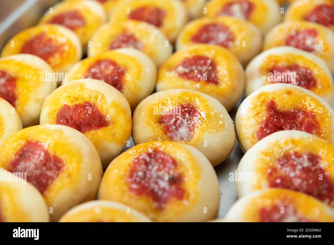 Napoli, Italia. Una padella piena di pizze piccole per il buffet. Foto Stock