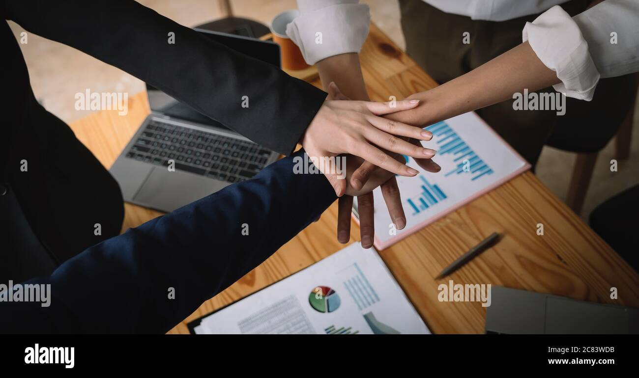 Lavoro di squadra unire le mani supportare insieme il concetto di lavoro di squadra di affari Foto Stock