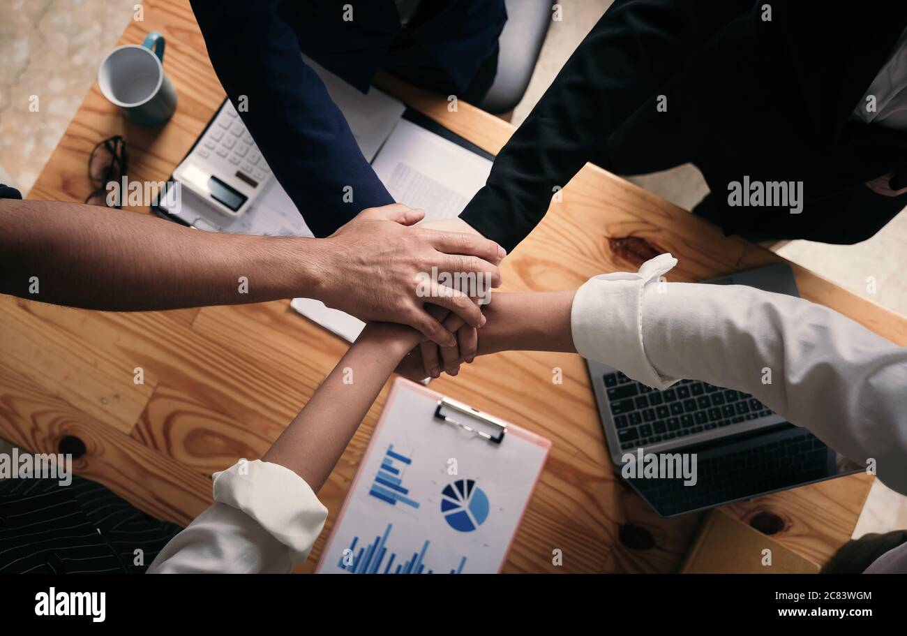 Vista sopra del concetto di lavoro di squadra unire le mani supportare insieme il concetto di lavoro di squadra di affari Foto Stock