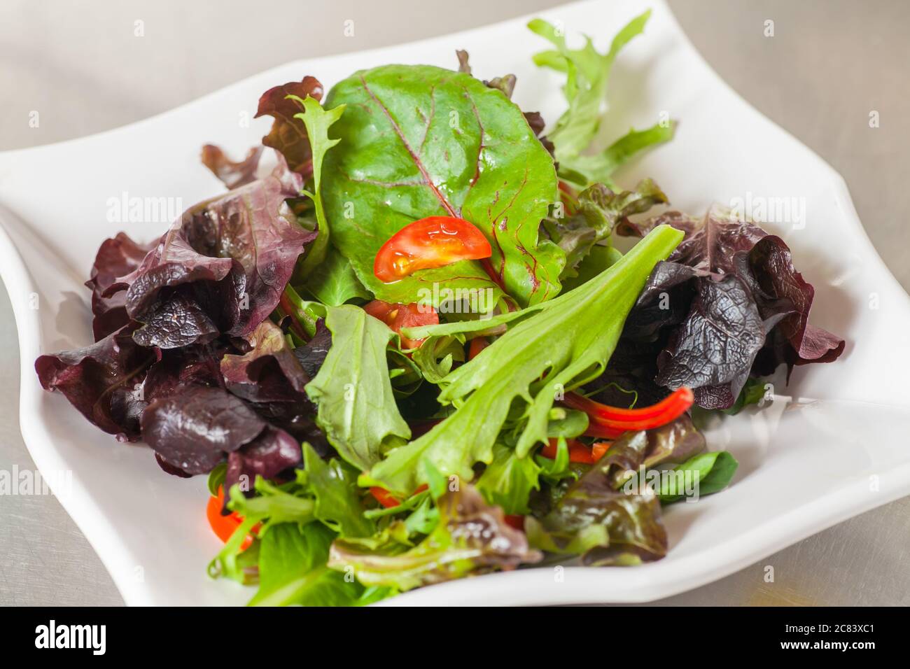 Presentazione di insalata fresca Foto Stock