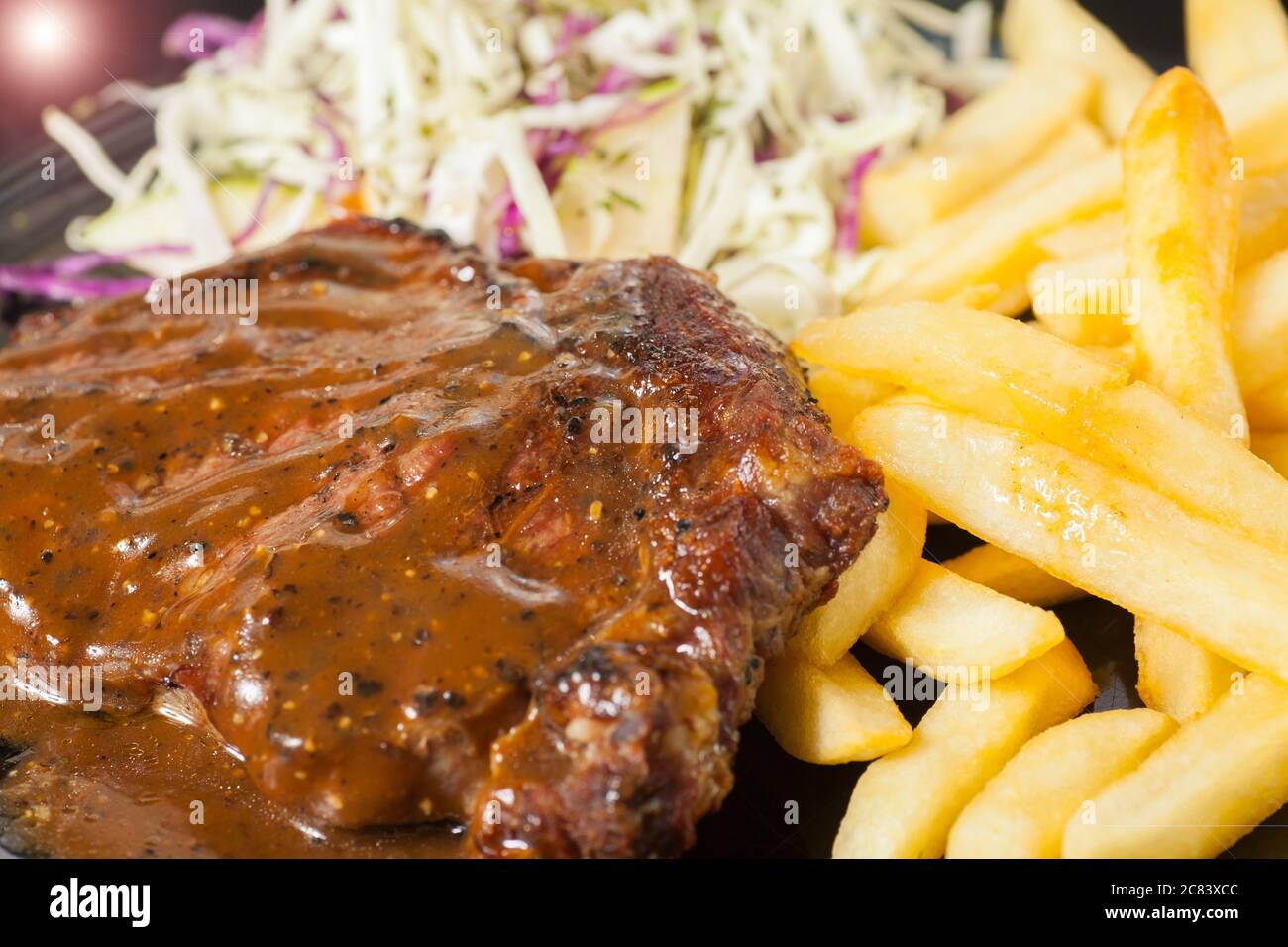 Primo piano vista di un cibo occidentale consiste di patatine fritte, cavoli e polpettine di carne. Foto Stock