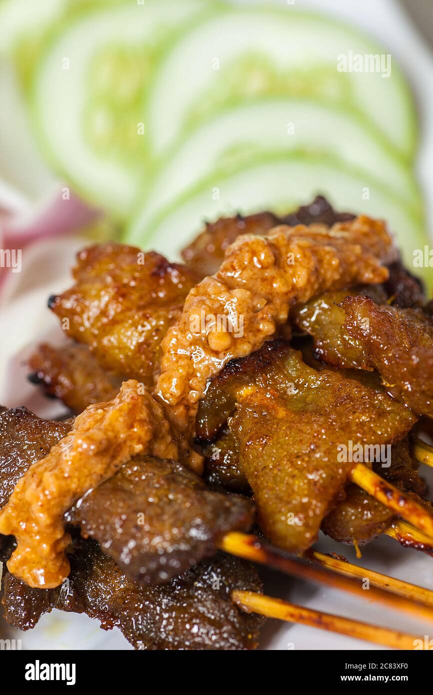 Primo piano di satay cibo delizioso del sud-est asiatico, spalmare con salsa di arachidi su di esso Foto Stock