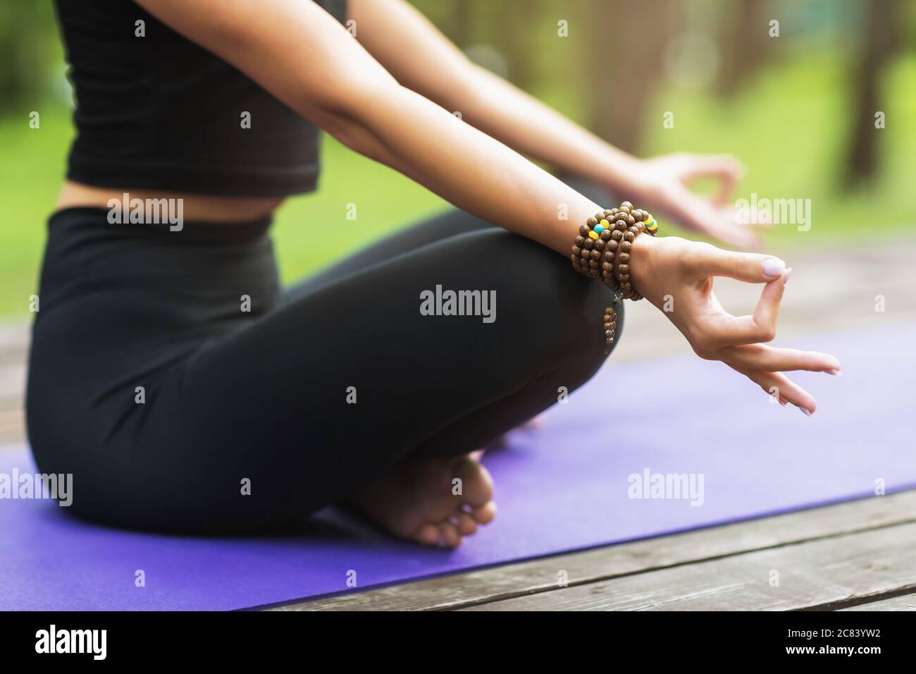 La ragazza a zampe incrociate, migliora la consapevolezza di sé, aumenta la chiarezza mentale. Pratica meditazione senza stress, segno mudra gyan Foto Stock