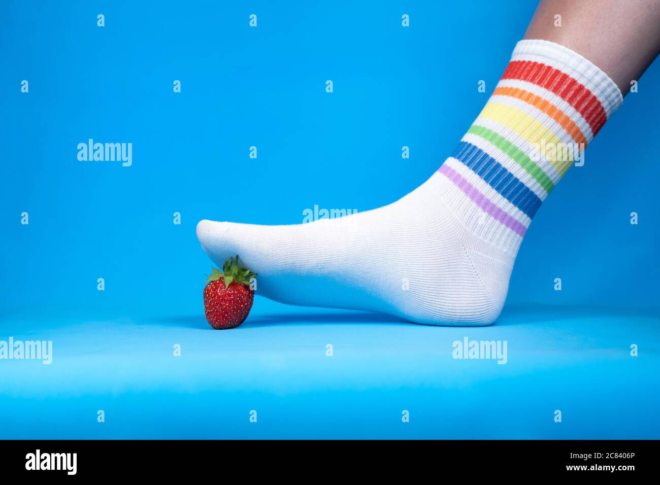 Immagine concettuale di fragola rossa schiacciata, allegoria Foto Stock